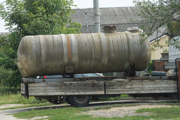 Ein Grauer Großer Eiserner Tank Auf Einem Anhänger Mit Lkw — Stockfoto