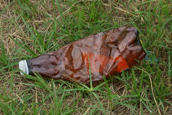 Basura Una Gran Botella Plástico Marrón Rojo Encuentra Hierba Verde —  Fotos de Stock