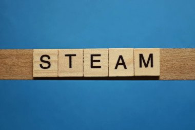 mavi arkaplanda siyah yazı tipi olan küçük kare ahşap harflerle buhar.