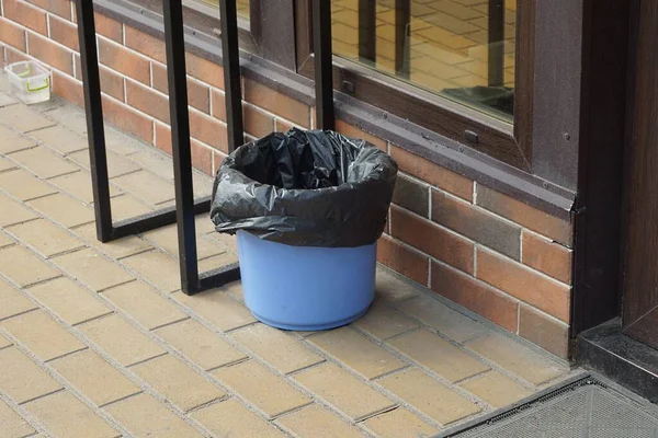 Uma Urna Plástico Azul Com Saco Plástico Preto Está Rua — Fotografia de Stock