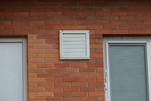 Una Griglia Quadrata Plastica Bianca Foro Ventilazione Muro Mattoni Rossi — Foto Stock