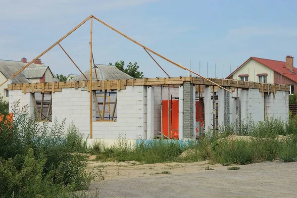 Великий Приватний Незакінчений Білий Цегляний Будинок Вулиці Будівельному Майданчику Фоні — стокове фото