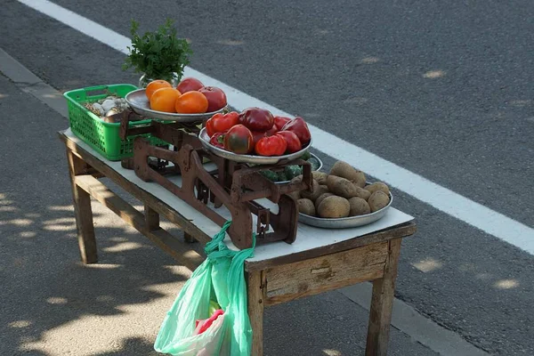 Färska Grönsaker Från Tomatpaprika Och Potatis Ett Litet Bord Och — Stockfoto