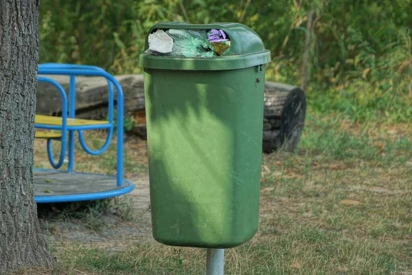 Bidone Pieno Plastica Verde Sulla Strada Tra Erba — Foto Stock