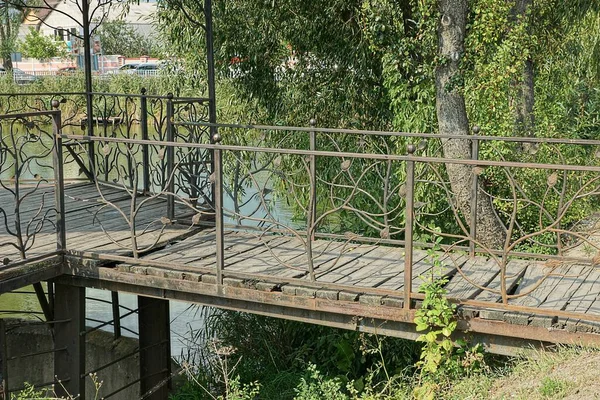 Gray Wooden Bridge Metal Forged Handrails Reservoir Gazebo Street Green — Stock Photo, Image