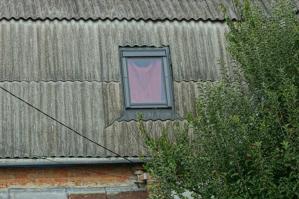 Una Ventana Techo Pizarra Gris Una Casa Privada Calle Entre — Foto de Stock