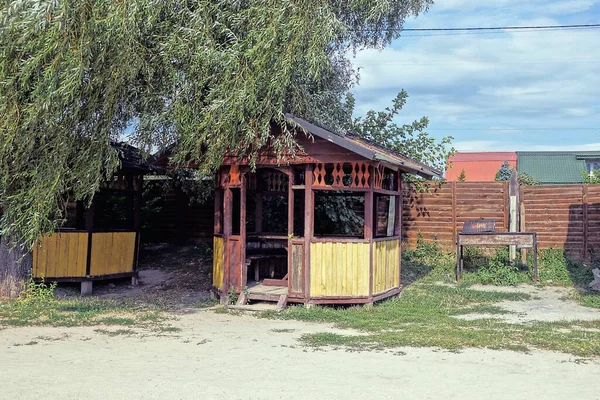 Gazebo Vide Bois Brun Jaune Dans Rue Dans Végétation Verte — Photo