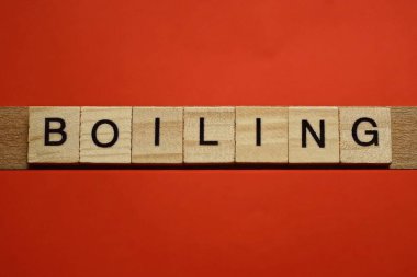 Kaynayan kelimeyi kırmızı masanın üzerinde siyah yazı tipi olan küçük harflerle yaz.