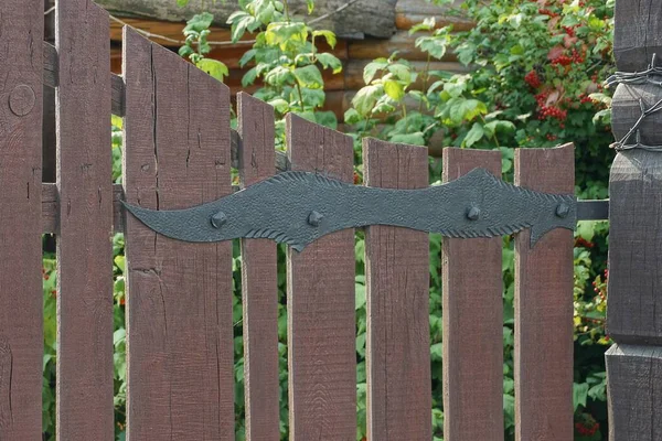 Een Ijzeren Zwarte Deur Scharnier Bruine Houten Deurpanelen Straat — Stockfoto