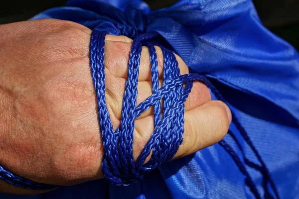 Corda Azul Uma Ferida Mochila Uma Mão — Fotografia de Stock