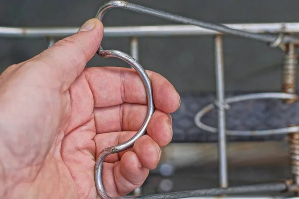 Handen Håller Gammal Grå Metalltrunk Cykel Gatan — Stockfoto