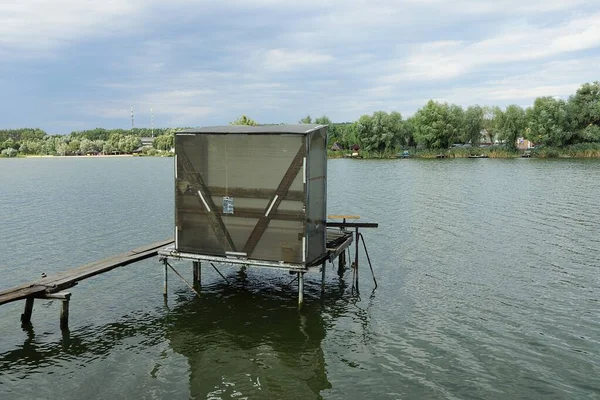 Puente Madera Gris Con Una Cabina Plástico Agua Del Lago —  Fotos de Stock