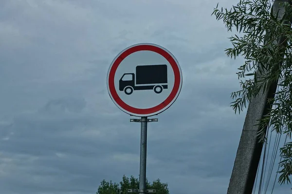 Один Дорожный Знак Запрещающий Перевозку Грузов Металлическом Столбе Против Серого — стоковое фото