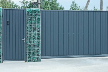 Büyük gri bir metal kapı ve sokakta kapalı bir kapı.