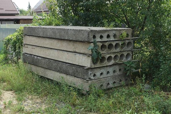 Una Fila Losas Hormigón Gris Montón Encuentran Hierba Verde Vegetación — Foto de Stock