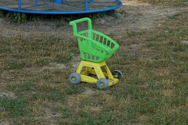 Carro Vuoto Plastica Colorato Giocattolo Trova Terra Erba Verde Nel — Foto Stock