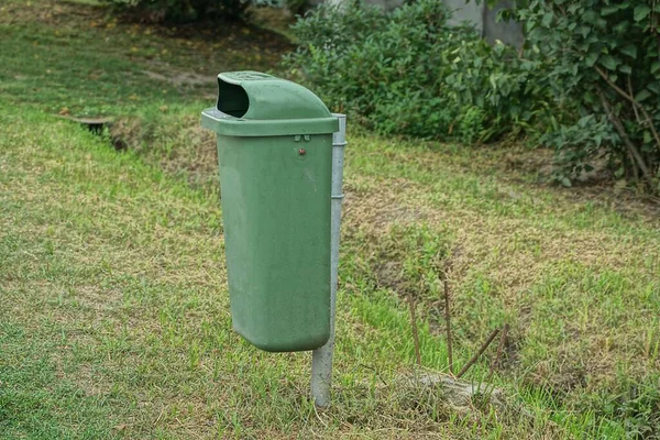 Uma Lata Lixo Verde Plástico Rua Grama — Fotografia de Stock