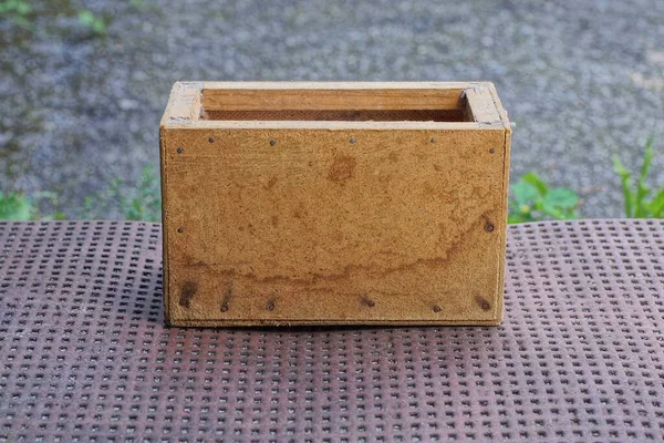 Eine Braune Schmutzige Sperrholzbox Steht Auf Einem Tisch Auf Der — Stockfoto