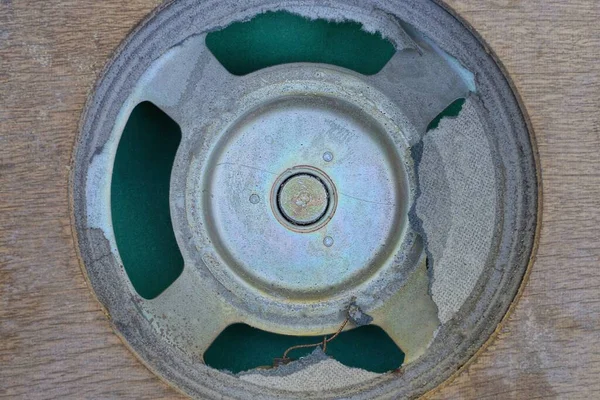 Een Grote Ronde Oude Grijze Metalen Luidspreker Een Bruin Houten — Stockfoto