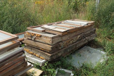 Eski ahşap çerçeve çöp yığını kırık cam ile 