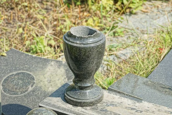 One Black Broken Marble Vase Pieces Monument Grave Cemetery — Stock Photo, Image