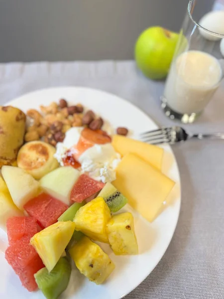 Lokantada kahvaltı taze meyve ve sebzelerle krep ve diyet yemekle masada beyaz bir tabakta.