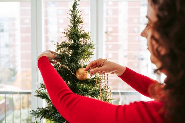 Zavřít Selektivní Zaměření Brunetka Zdobí Vánoční Stromek Dává Stromek Zlatý — Stock fotografie