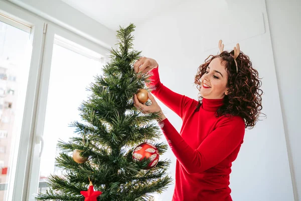 Krásná Žena Zdobí Svůj Vánoční Stromek Doma Dává Míč Vánoční — Stock fotografie