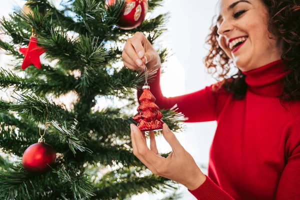 Zavřít Krásná Brunetka Zdobí Vánoční Stromek Dává Červený Vánoční Ozdoba — Stock fotografie