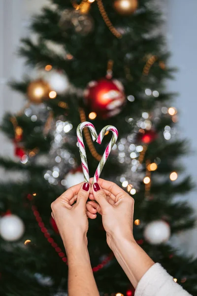 Žena Držící Cukrovou Třtinu Před Vánočním Stromem Koncept Vánoční Ozdoby — Stock fotografie