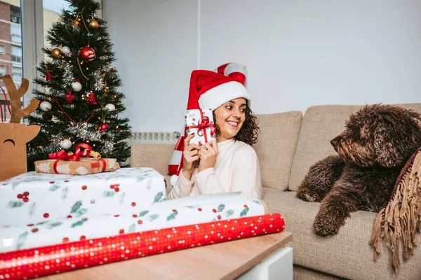 Una Morena Mirando Perro Mientras Prepara Regalos Navidad Ella Está — Foto de Stock