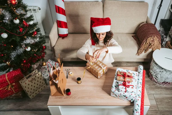 Krásná Žena Připravuje Vánoční Dárky Obývacím Pokoji Vánoční Prázdniny Používá — Stock fotografie