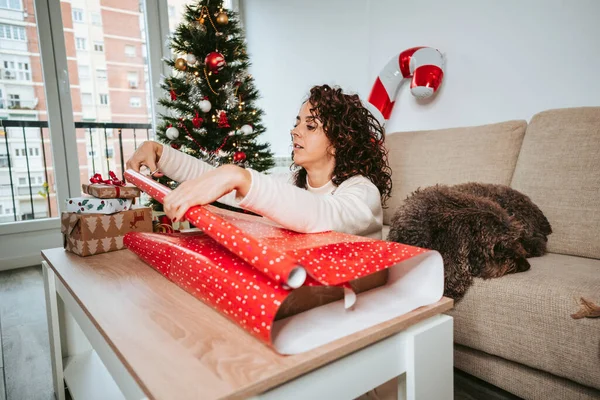 Una Mujer Morena Envolviendo Regalos Navidad Mesa Sala Estar Hay — Foto de Stock