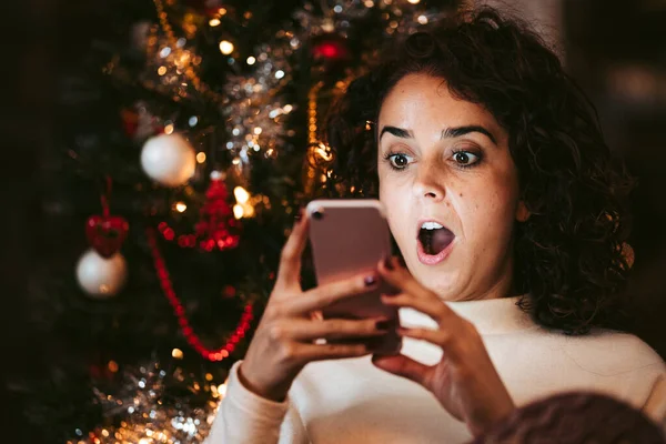Una Mujer Morena Mirando Algo Teléfono Con Una Cara Sorprendida — Foto de Stock