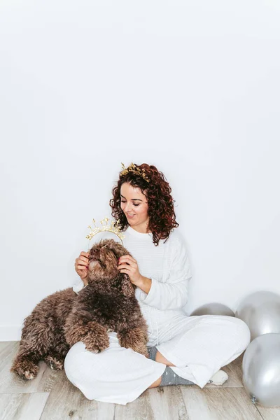 Een Mooie Vrouw Een Pyjama Zittend Vloer Omringd Door Ballonnen — Stockfoto