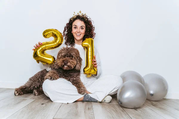 Mooie Vrouw Pyjama Glimlachend Naar Camera Die Oudejaarsavond Viert Met Rechtenvrije Stockafbeeldingen