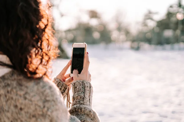 Brunetka Robi Zdjęcie Telefonem Śniegu Jest Parku Trzymając Telefon Rękach — Zdjęcie stockowe