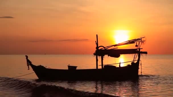 Barco de pesca ao pôr do sol — Vídeo de Stock