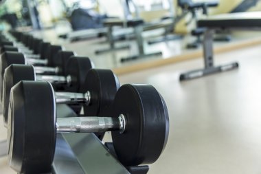 Ev jimnastik salonu, Dumbbells bir fitness stüdyosu dizilmiş