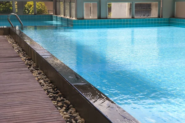 Blå rippat vatten i poolen — Stockfoto