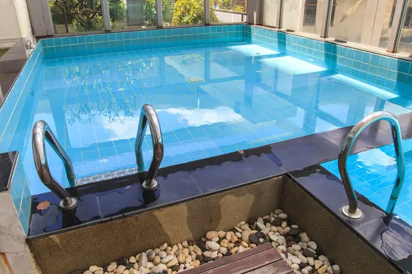 Swimmingpool, blå slet vatten i poolen — Stockfoto