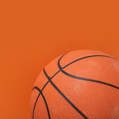 Turuncu bir arka plan üzerinde basketbol