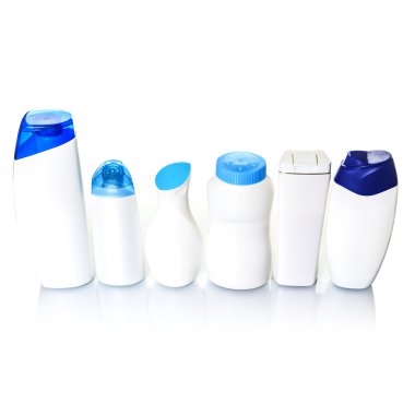 Beyaz arka planda plastik şişeler