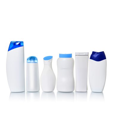 Beyaz arka planda plastik şişeler