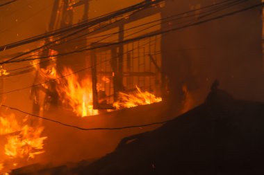 Evde yangın ağır alev ve duman