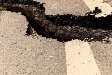 Asfalt yol kırık