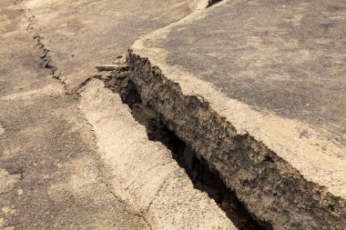 Asfalt yol kırık