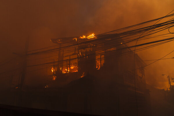 Огонь в доме с сильным пламенем и дымом
