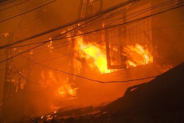 Огонь в доме с сильным пламенем и дымом
