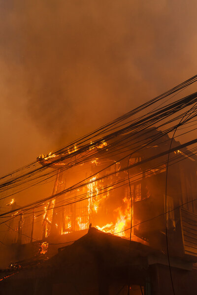 Огонь в доме с сильным пламенем и дымом
